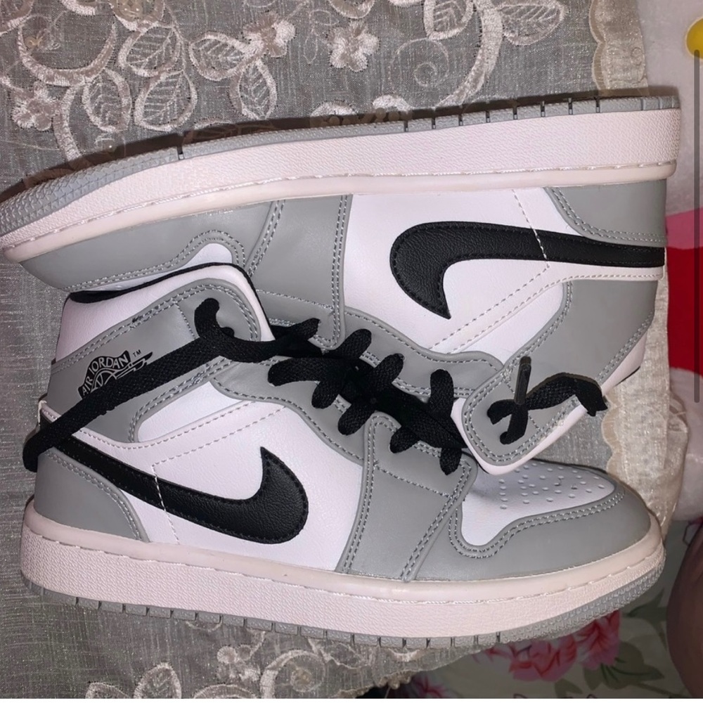 Jordan 1s size 5.5 girls